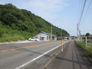 国道１０号線沿いにあります。宮崎市方面からだと道路左側にあります。
